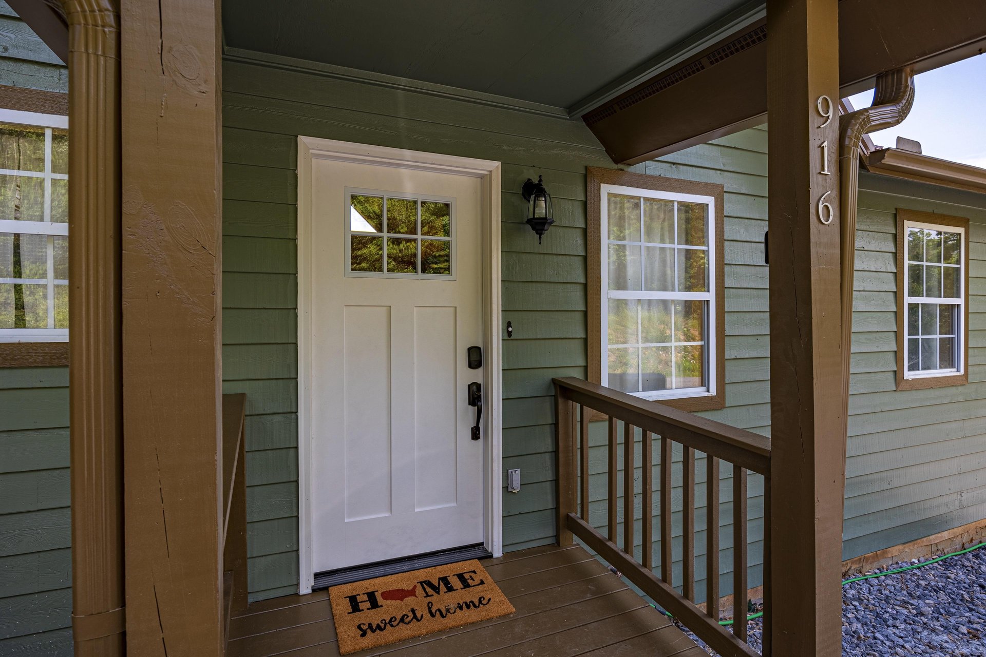Front door to Cabbyshack cabin