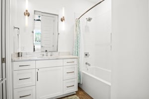 Right Queen Bathroom, 1st Floor