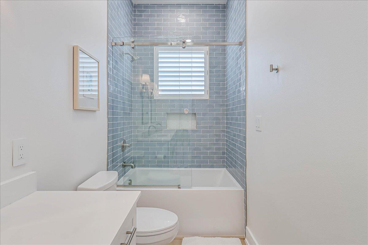 Second King Bathroom, 2nd Floor