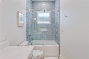 Second King Bathroom, 2nd Floor