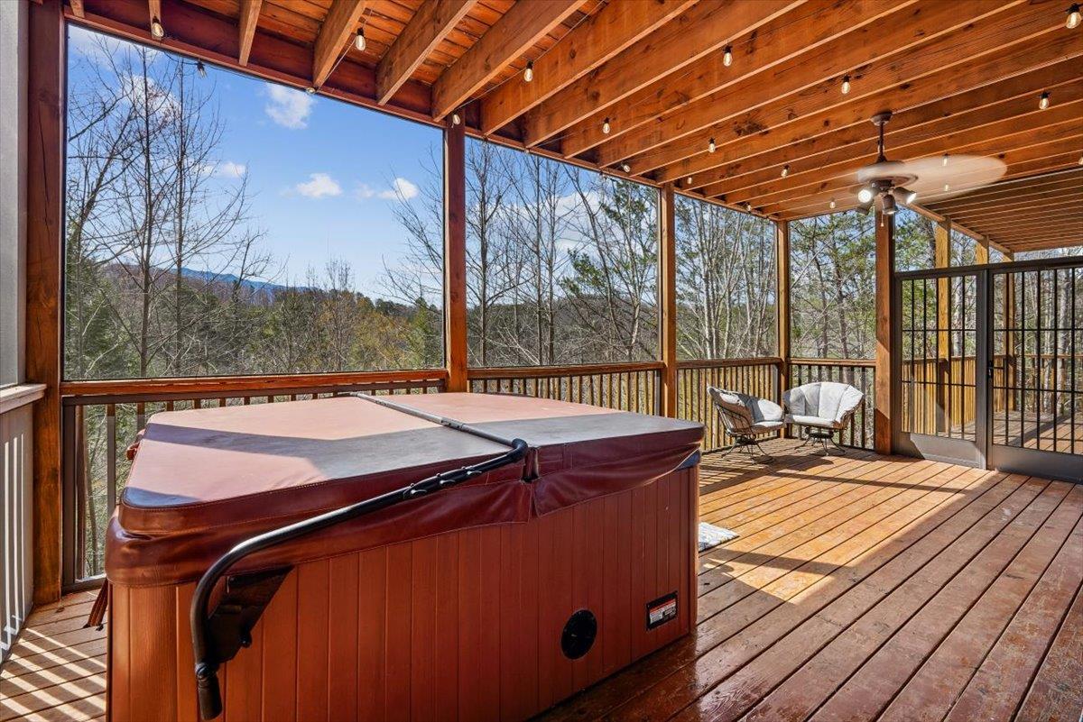 073Screened Deck