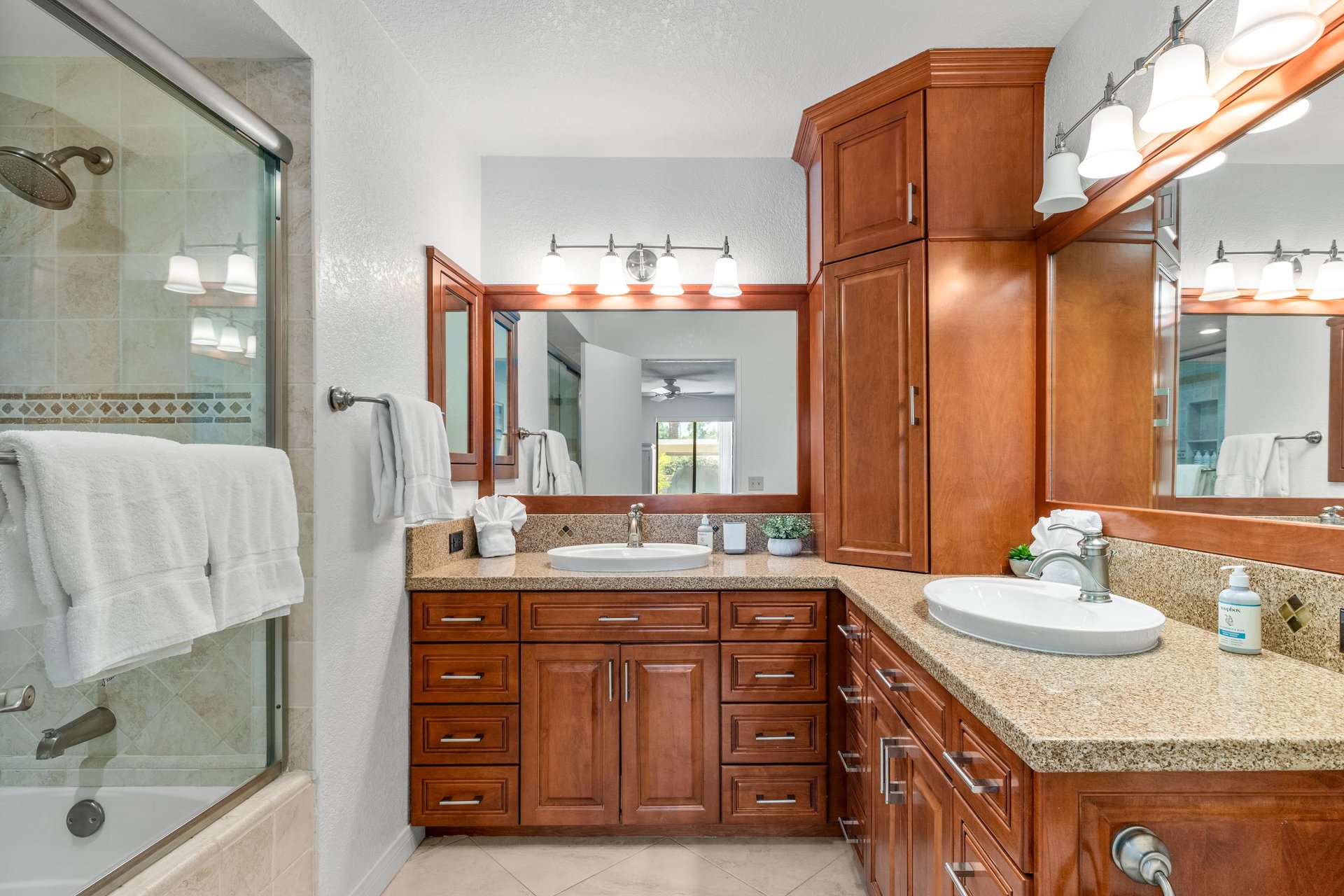 Dual vanity sinks and showertub combination.