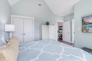 Queen Bedroom, 2nd Floor