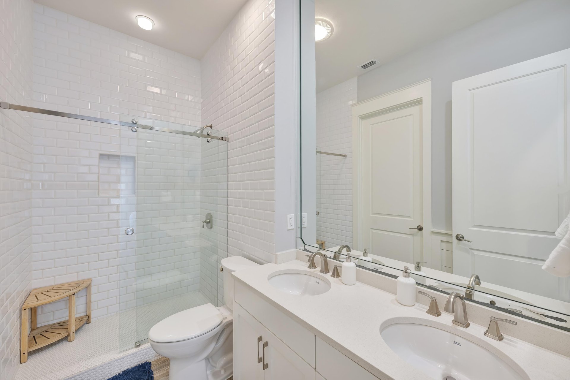 1st Floor, King Bathroom