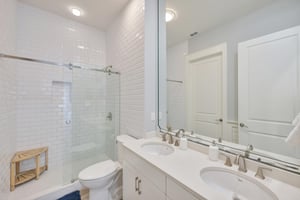 1st Floor, King Bathroom