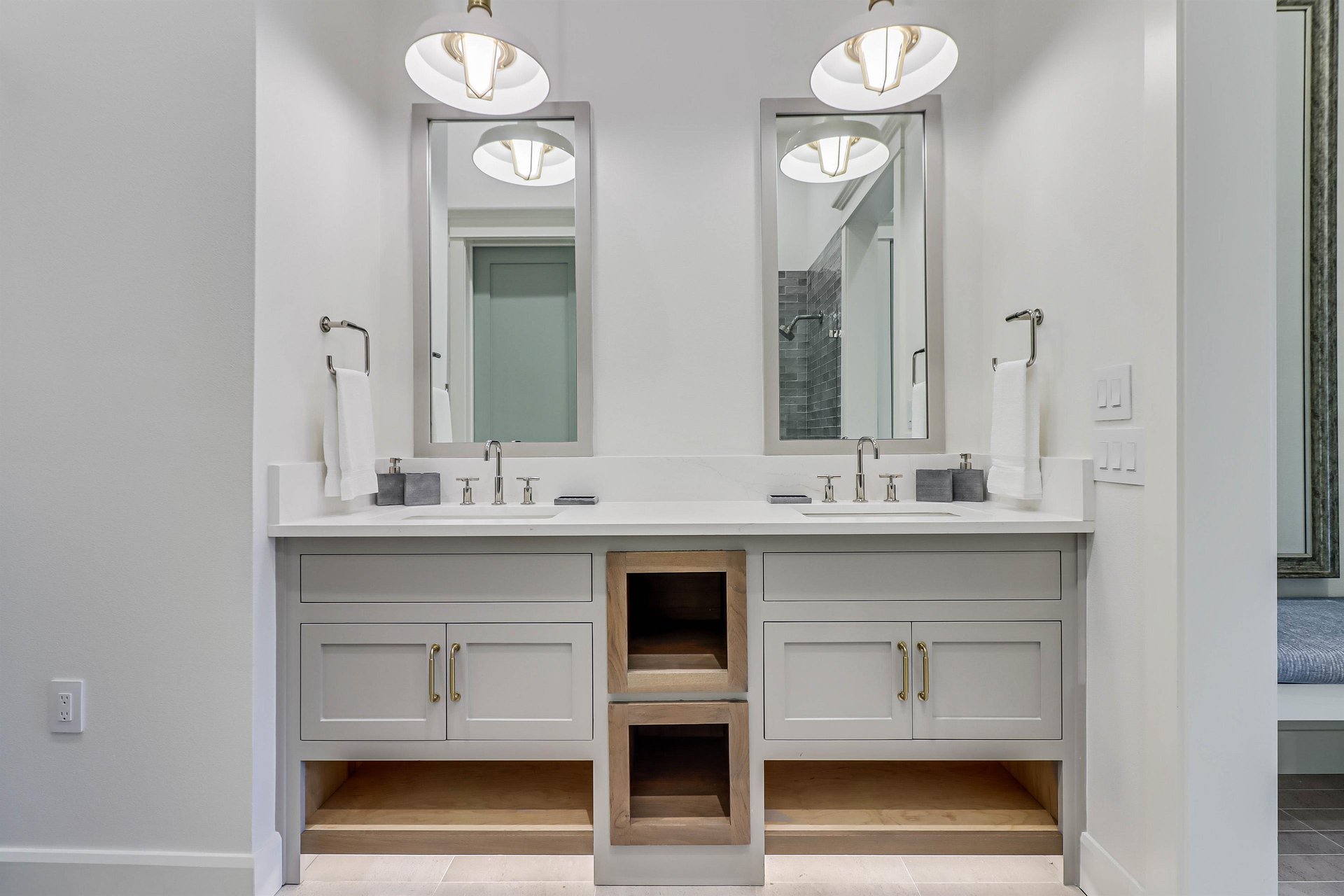 Second King Bathroom, 1st Floor