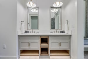 Second King Bathroom, 1st Floor