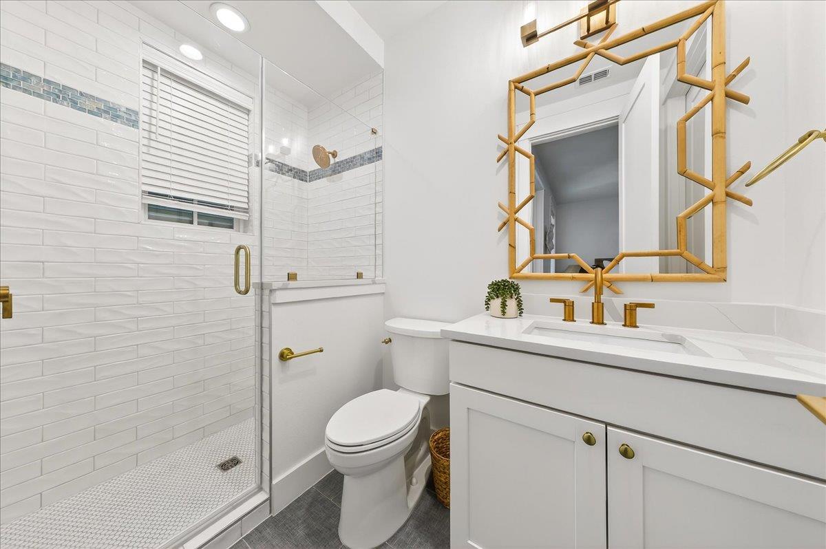 1st Floor, Second King Bathroom