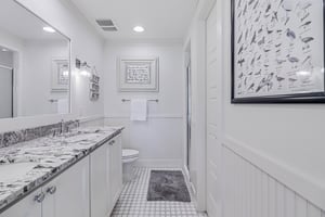 Back King Bathroom, 1st Floor