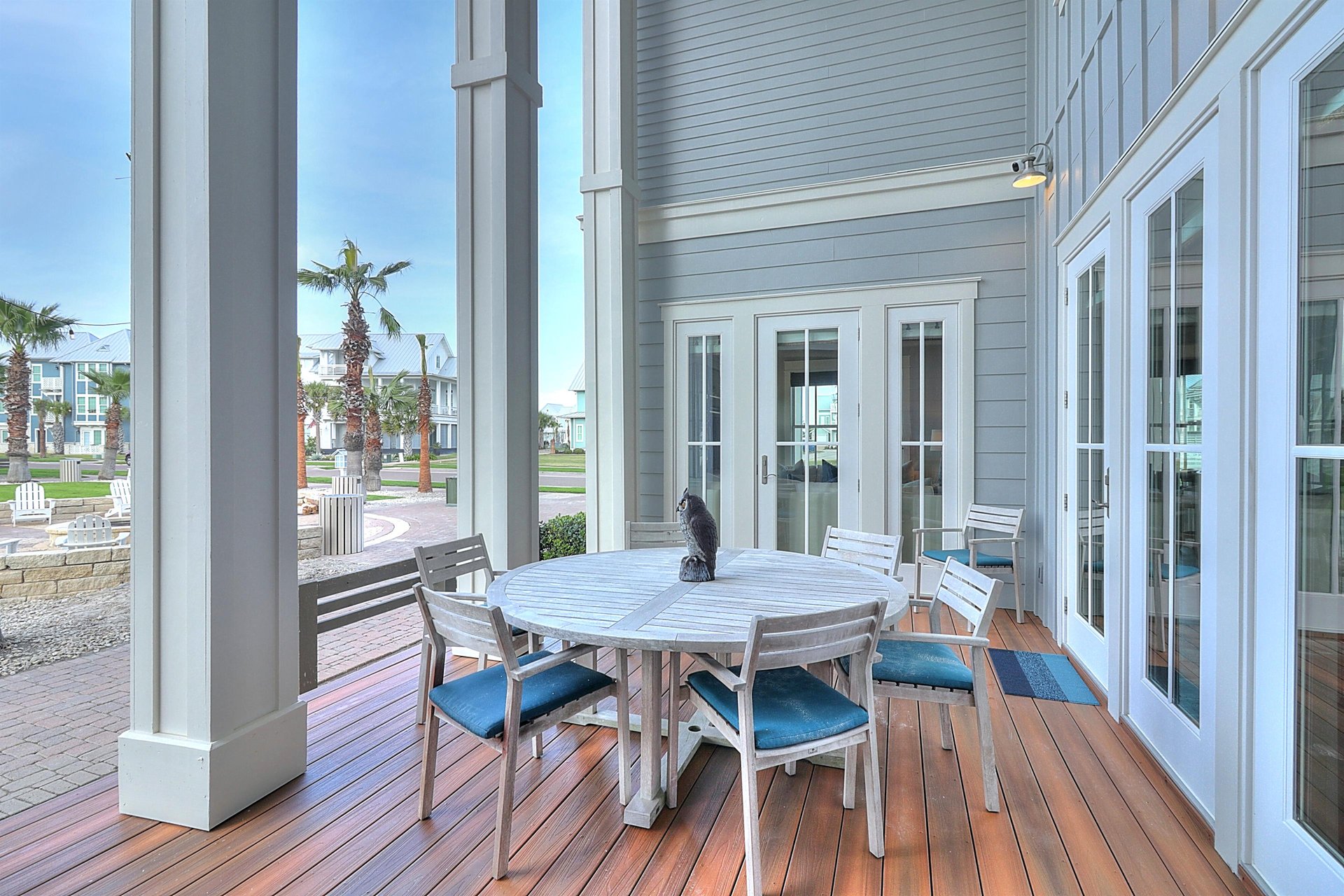 Outdoor Dinning Patio, 1st Floor