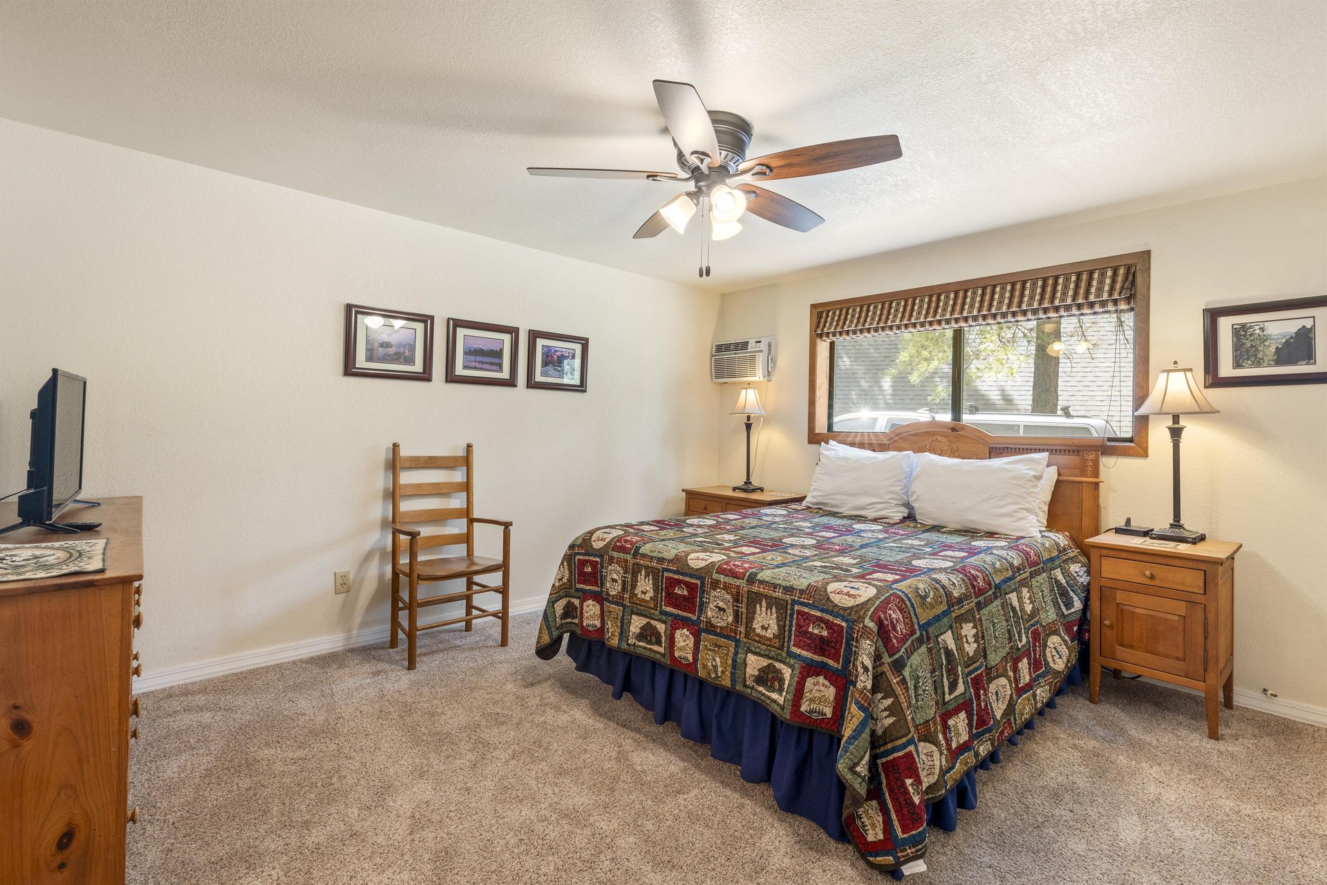 Queen size bed, flatscreen TV, and ensuite bathroom.