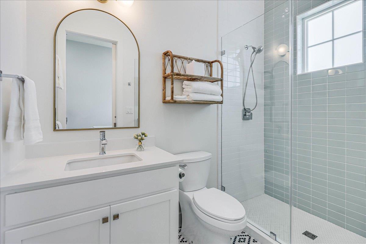 Fourth King Bathroom, 2nd Floor