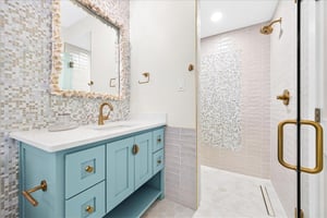 1st King Bathroom, 2nd Floor