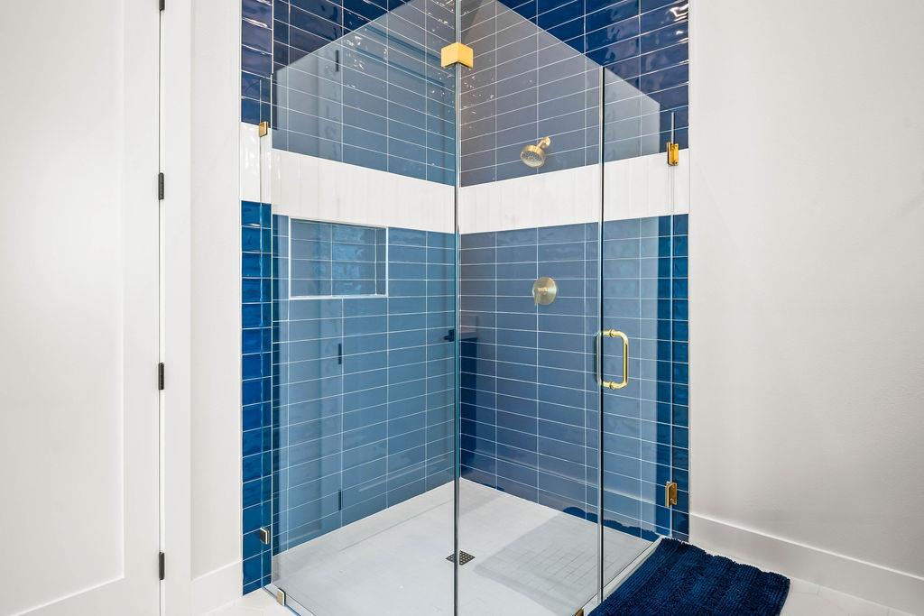 4th King Bathroom, 2nd Floor