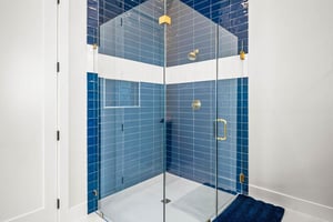 4th King Bathroom, 2nd Floor