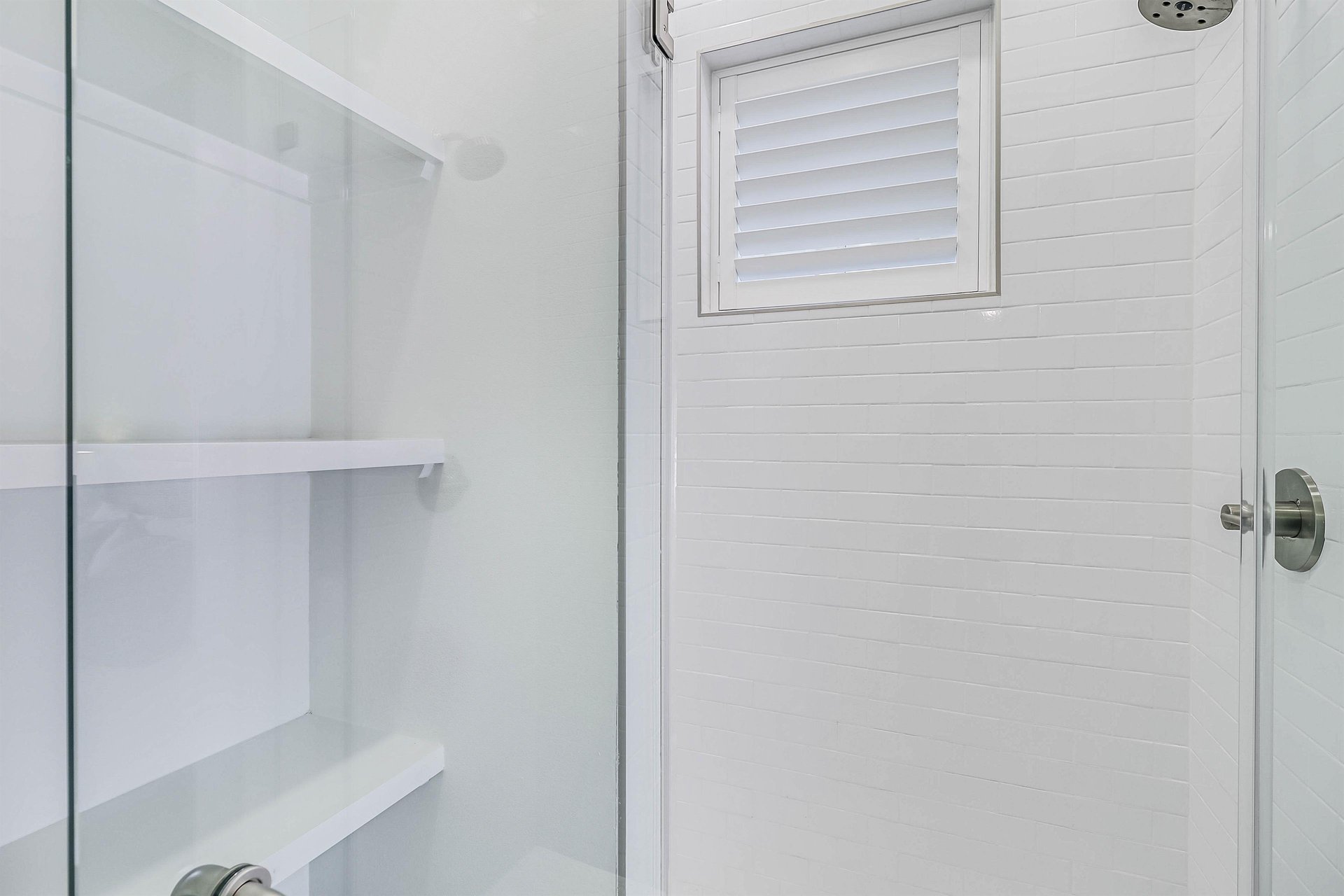 Shared Bathroom, 1st Floor