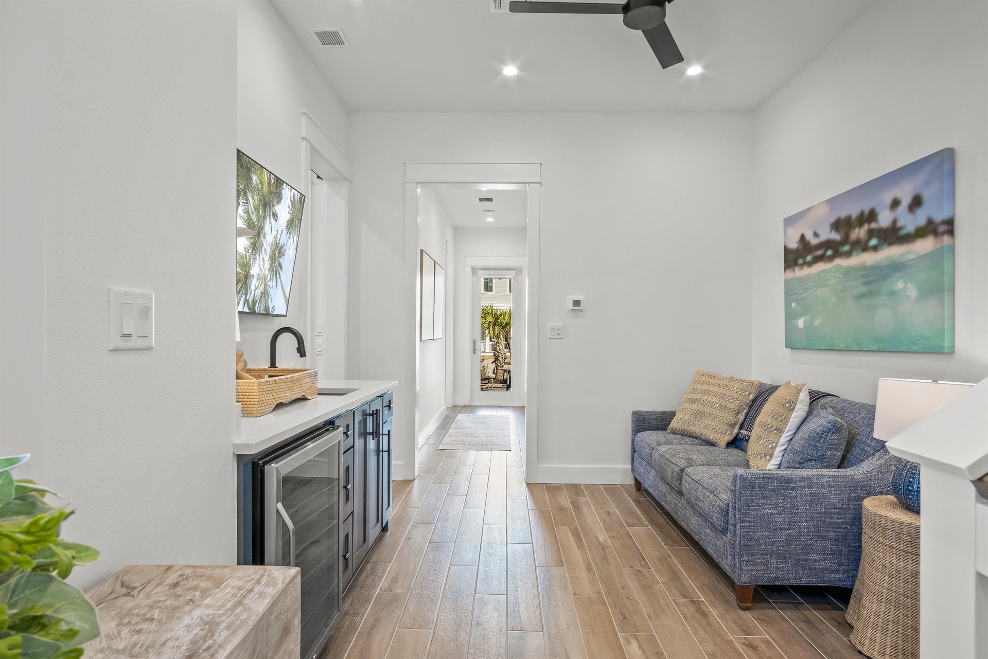 Entryway Living Area with Wet Bar, 1st Floor