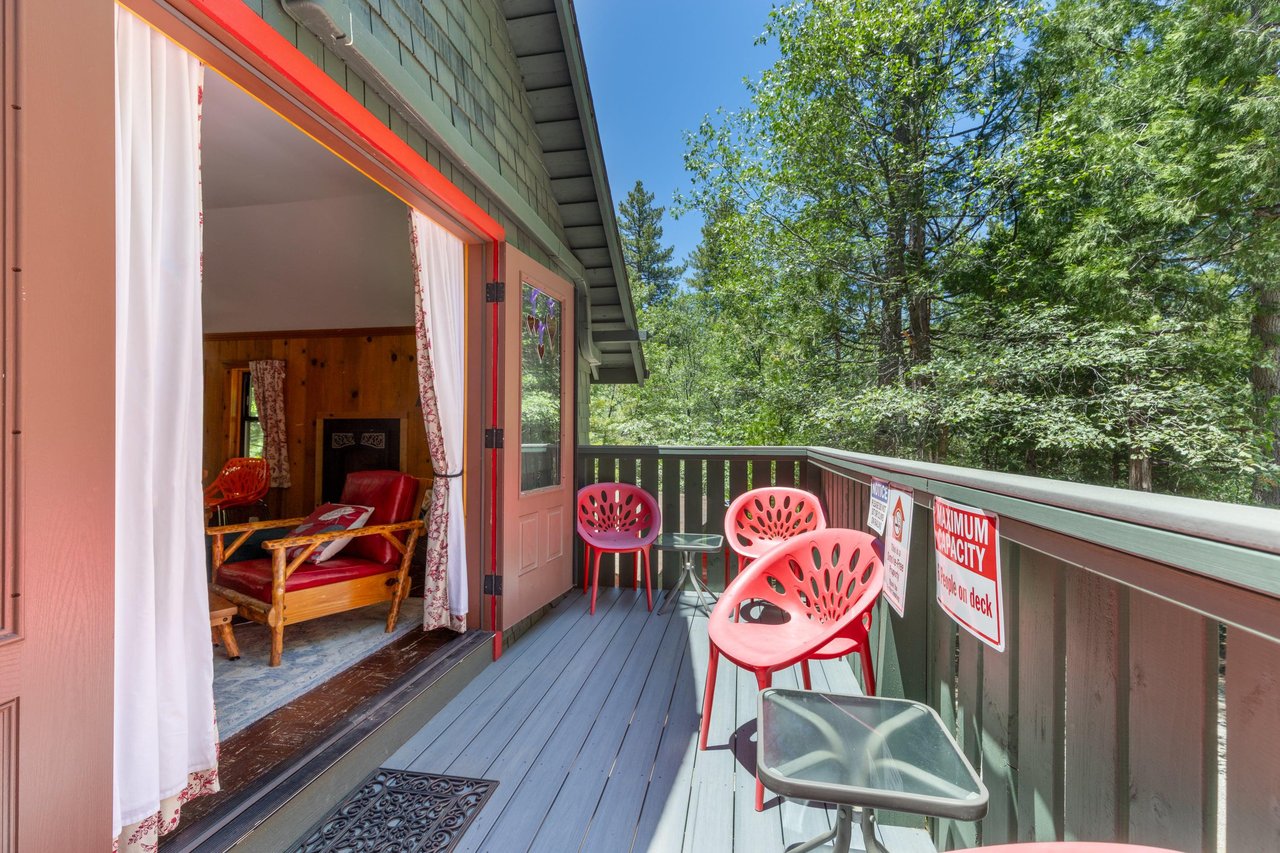 Equipped with a king size bed, deck, full kitchen, fireplace, desk, TV, and ensuite bathroom.