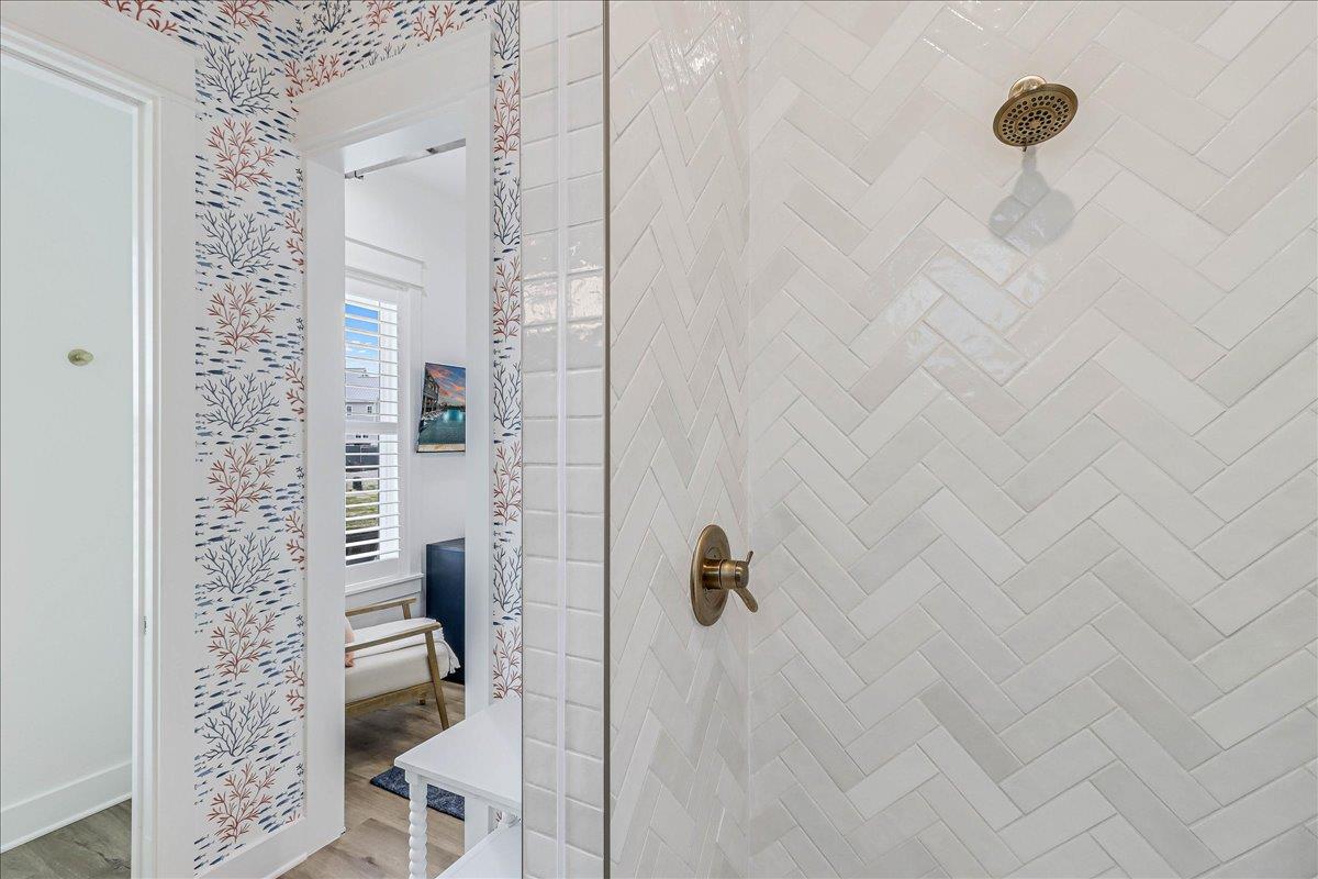 Second King Bathroom, 1st Floor