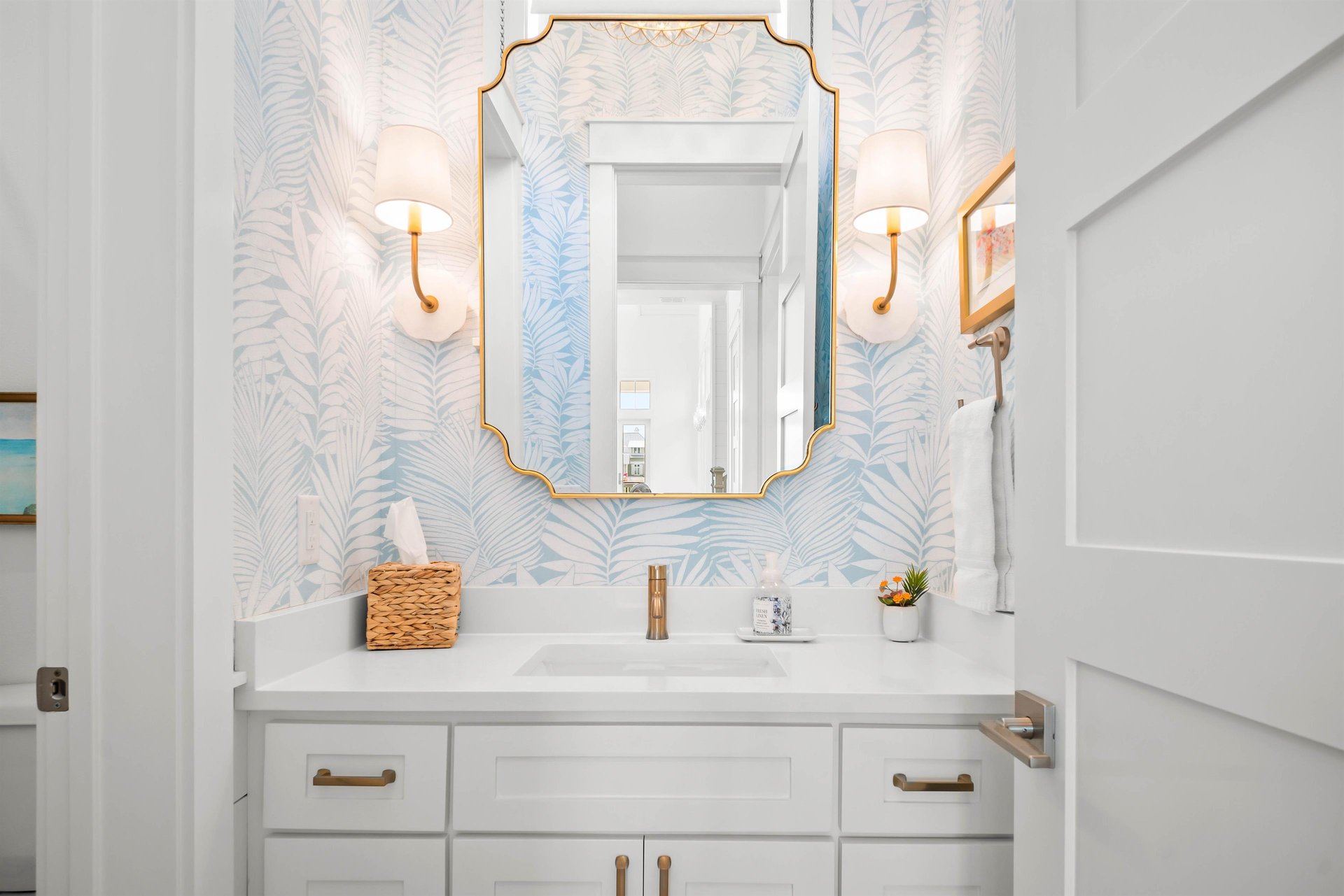 Hall Bath off Queen Bedroom, 2nd Floor