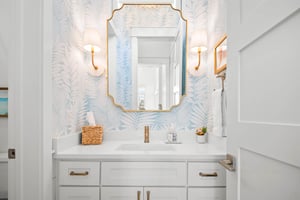 Hall Bath off Queen Bedroom, 2nd Floor