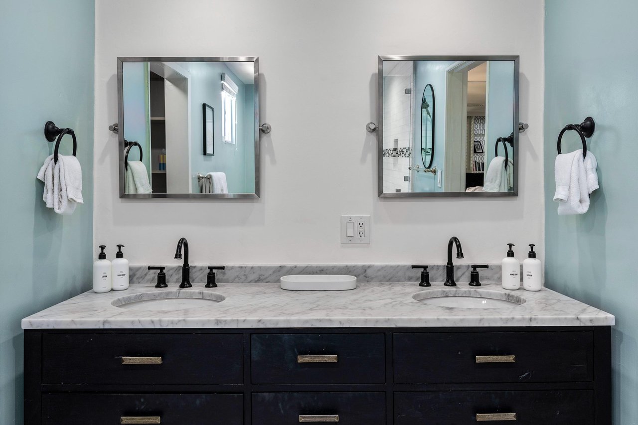 Dual sink guest vanity
