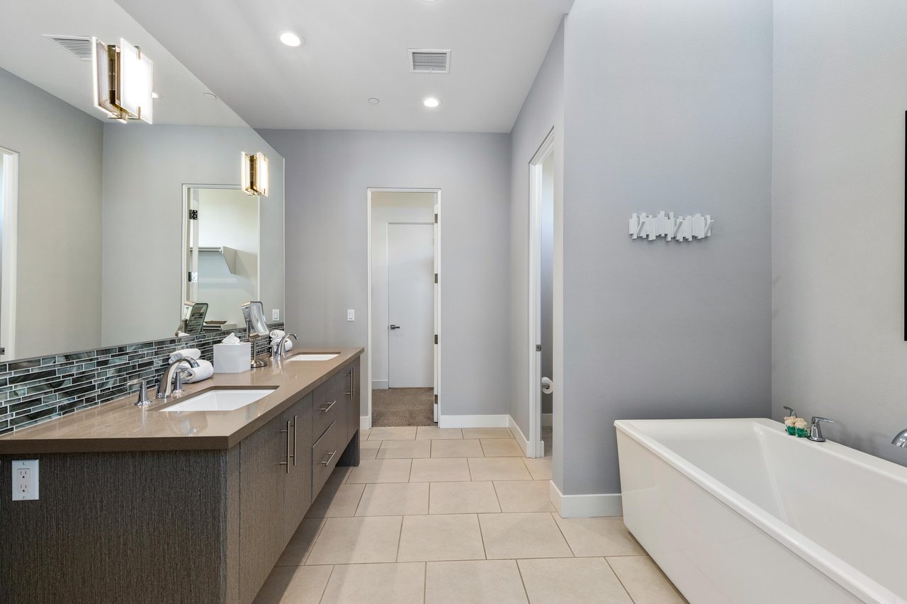 Primary bath with bathtub