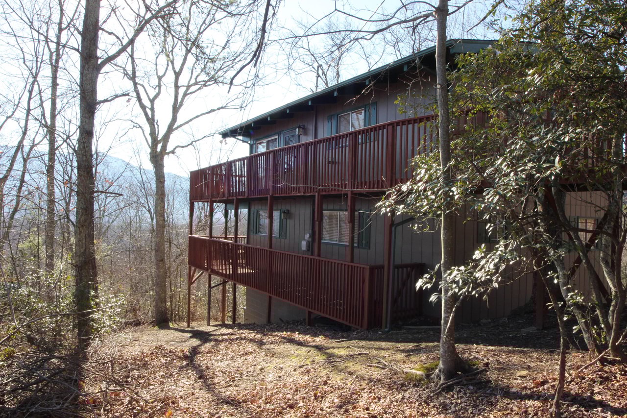 Side view from the yard at Bushwood Lodge, a 3bedroom cabin rental located in Gatlinburg