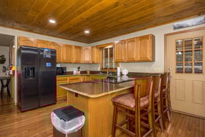 Kitchen w full size appliances