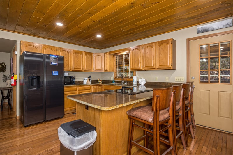 Kitchen w full size appliances
