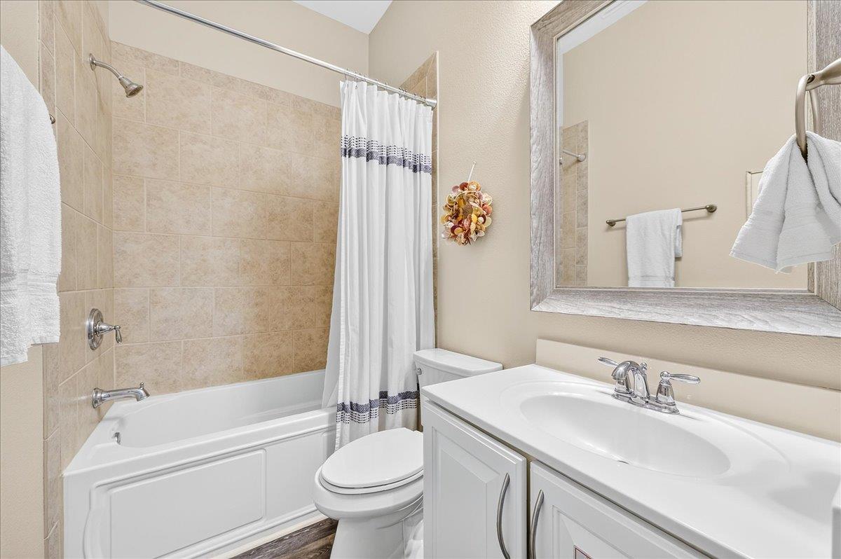 Shared Bathroom, 2nd Floor