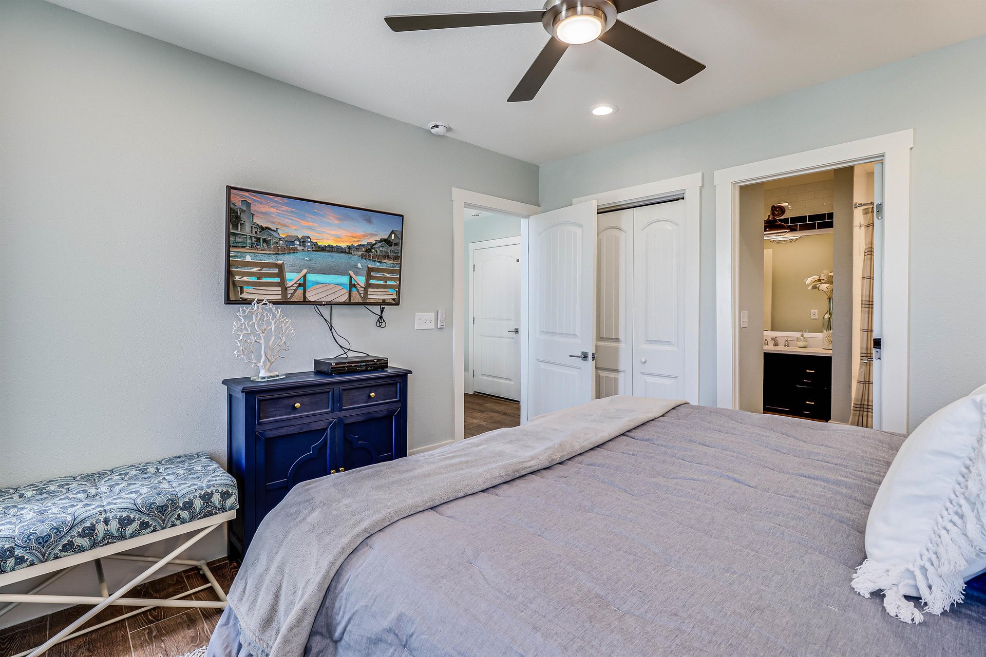 King Bedroom, 2nd floor