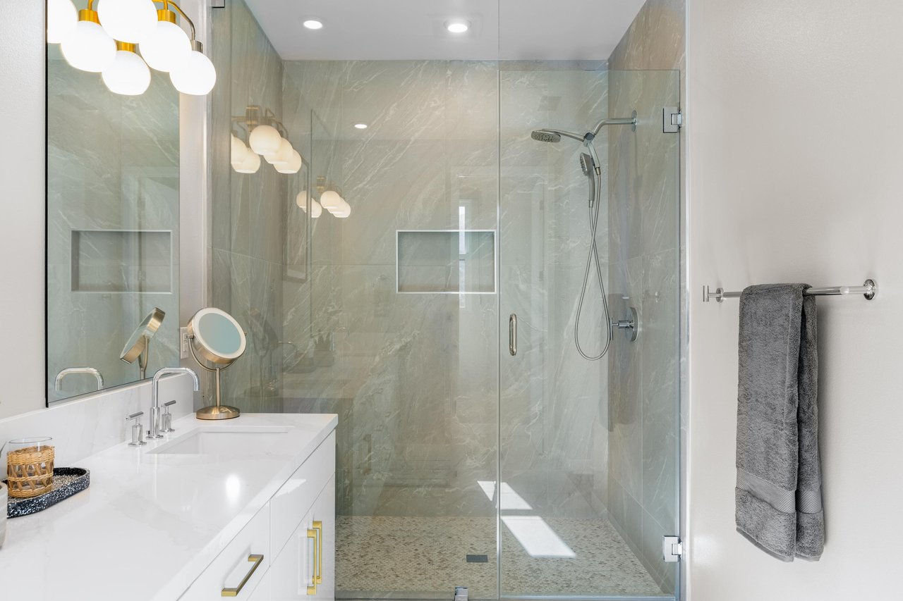 Spalike en suite bathroom