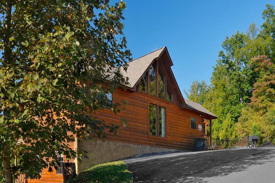 Parking and exterior at Kick Back  Relax A 4 bedroom cabin rental located in Pigeon Forge