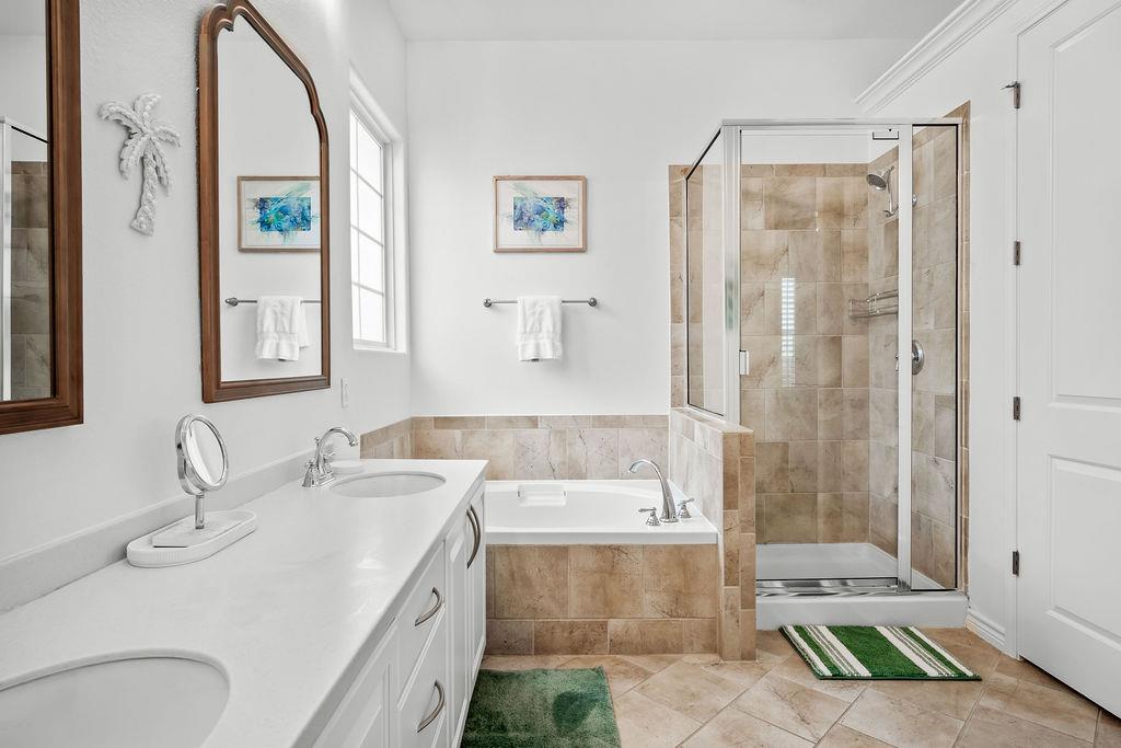 King Bathroom, 2nd Floor