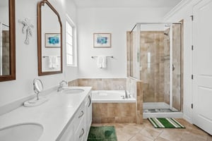 King Bathroom, 2nd Floor