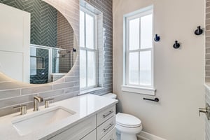 1st Floor, King Bathroom