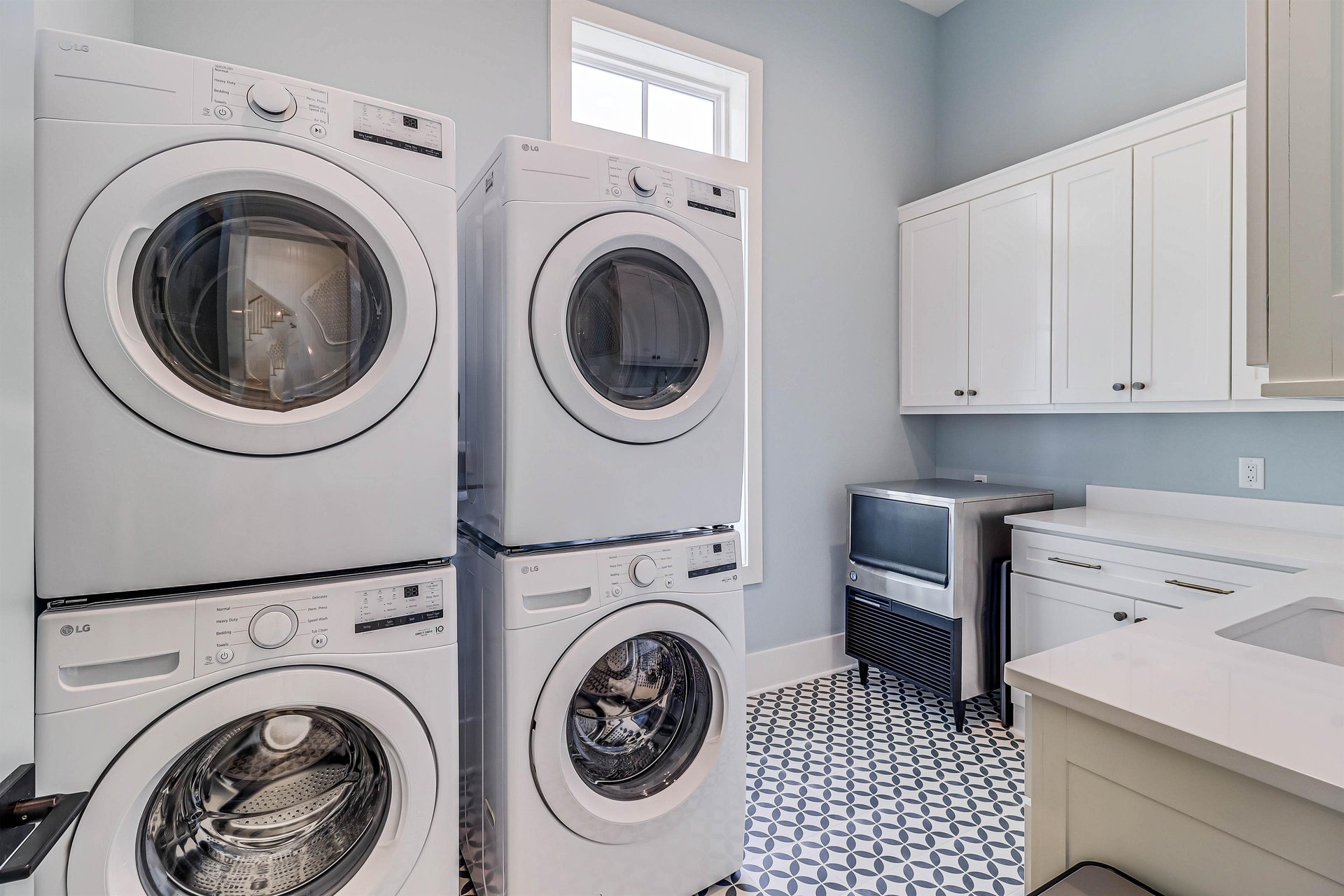 Double Stacked Laundry  Ice Machine, 1st floor