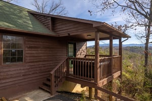 Side view at Liams Lookout, a 2 bedroom cabin rental located in Pigeon Forge