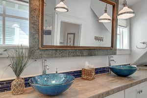 Second King Bathroom, 3rd Floor