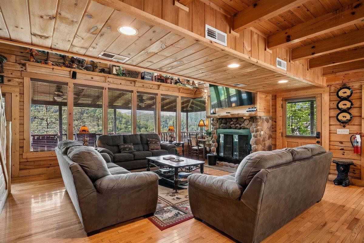 Main LevelLiving Room