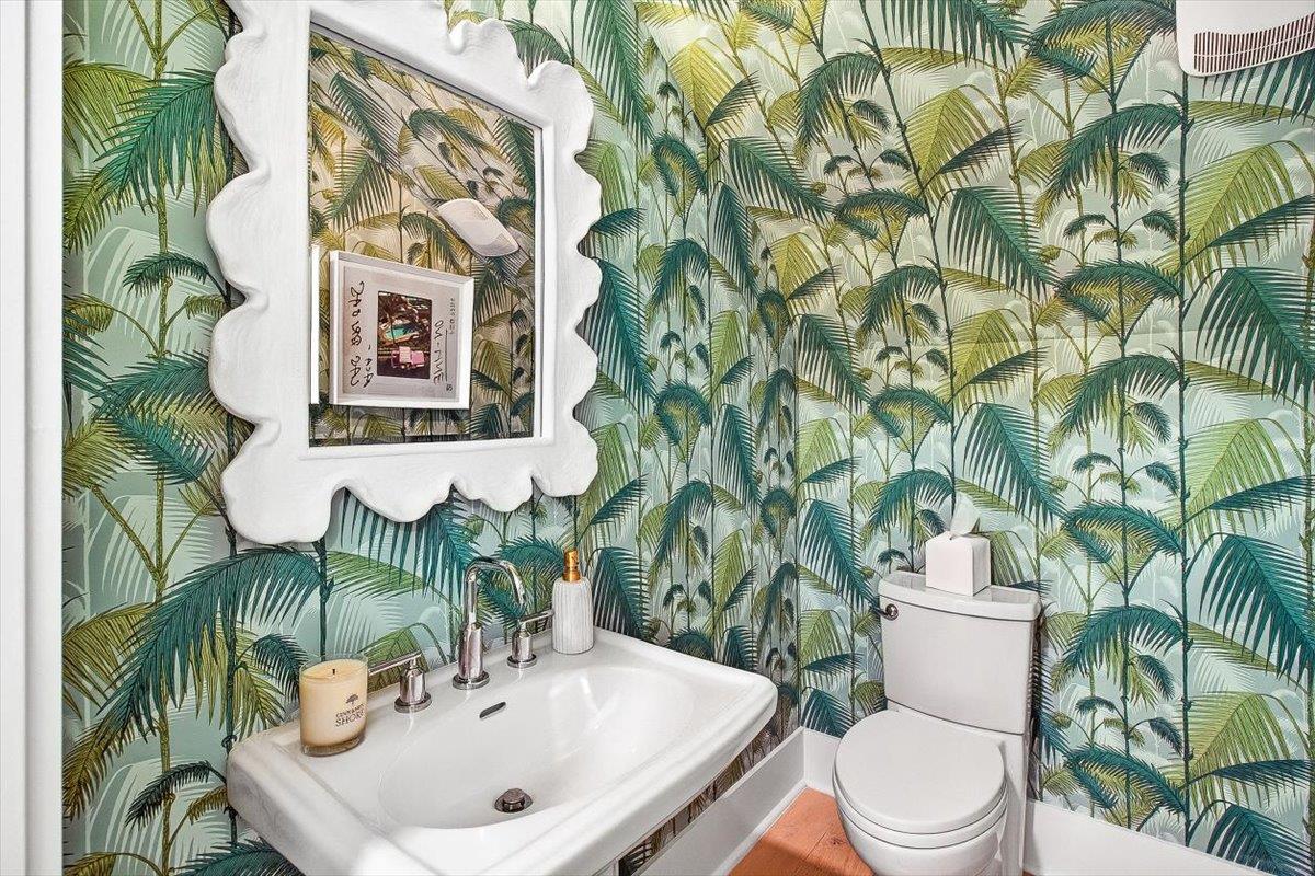 Powder Room, 1st Floor