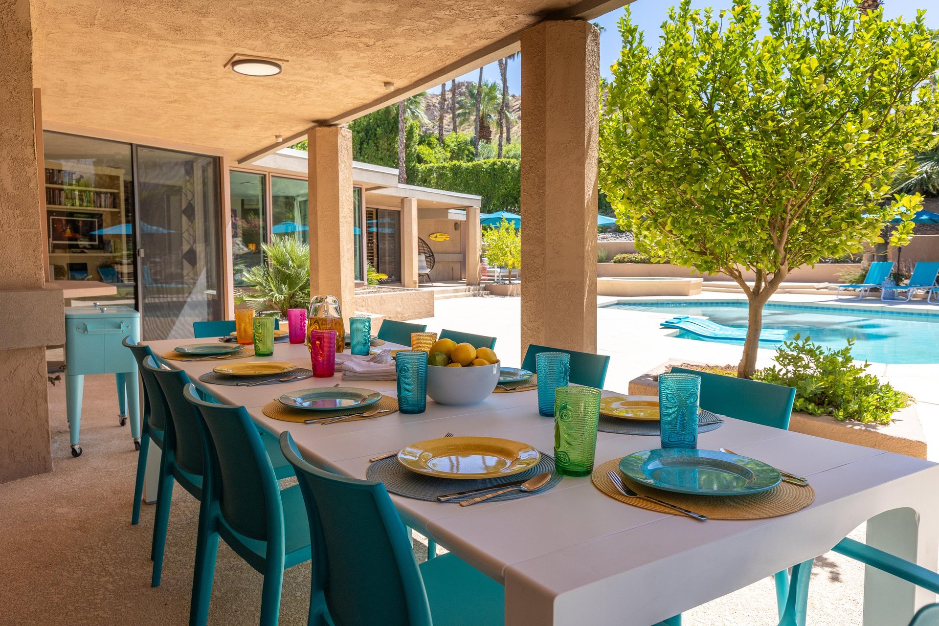 Al fresco dining for ten