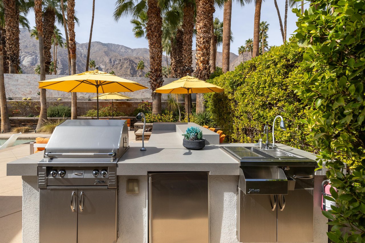 Builtin BBQ Kitchen for all your BBQ dreams