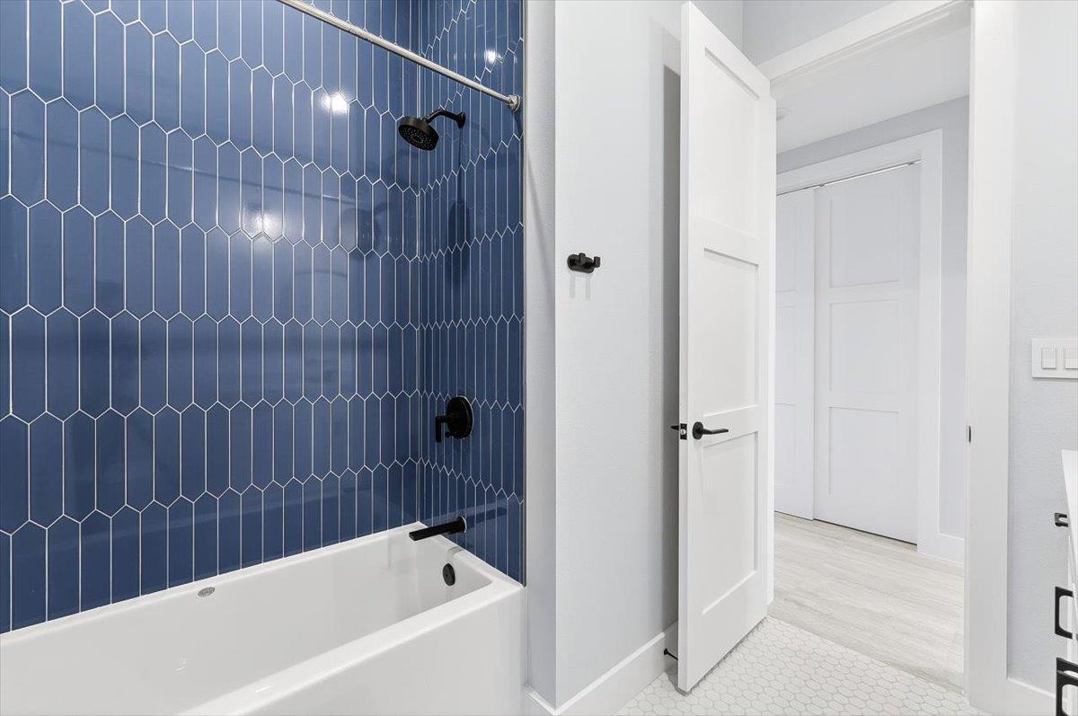 1st Floor, Second King Bathroom