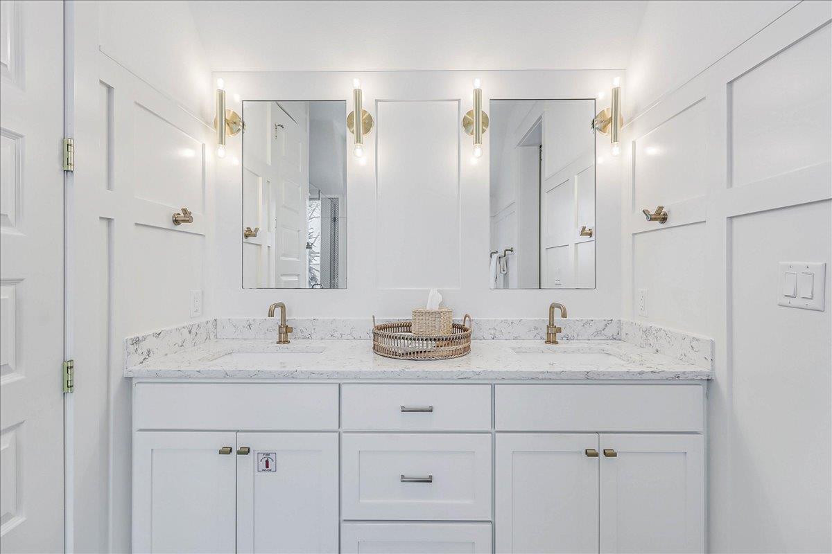 King Bathroom, 2nd Floor