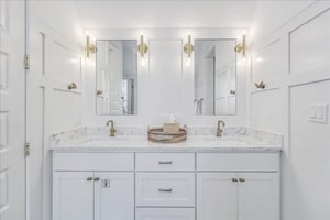 King Bathroom, 2nd Floor