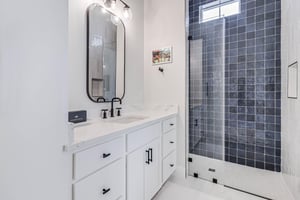 Right King Bathroom, 1st Floor