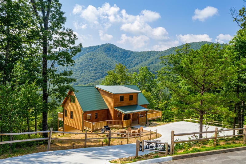 Paved driveway at Js Hideaway, a 4 bedroom cabin rental located in Pigeon Forge