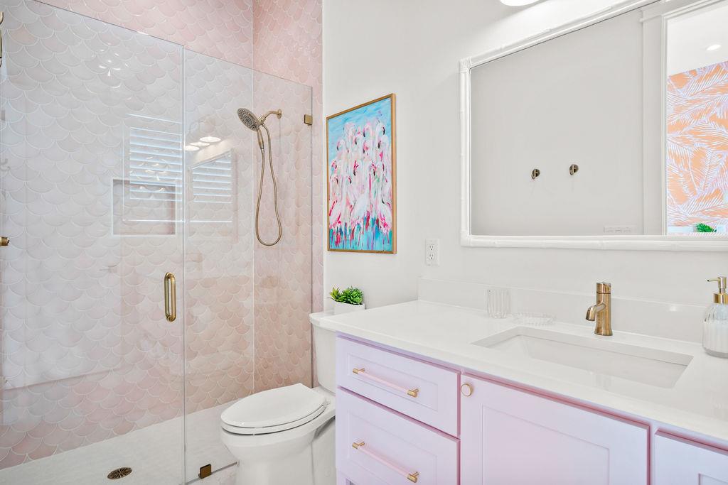 Third King Bathroom, 1st Floor